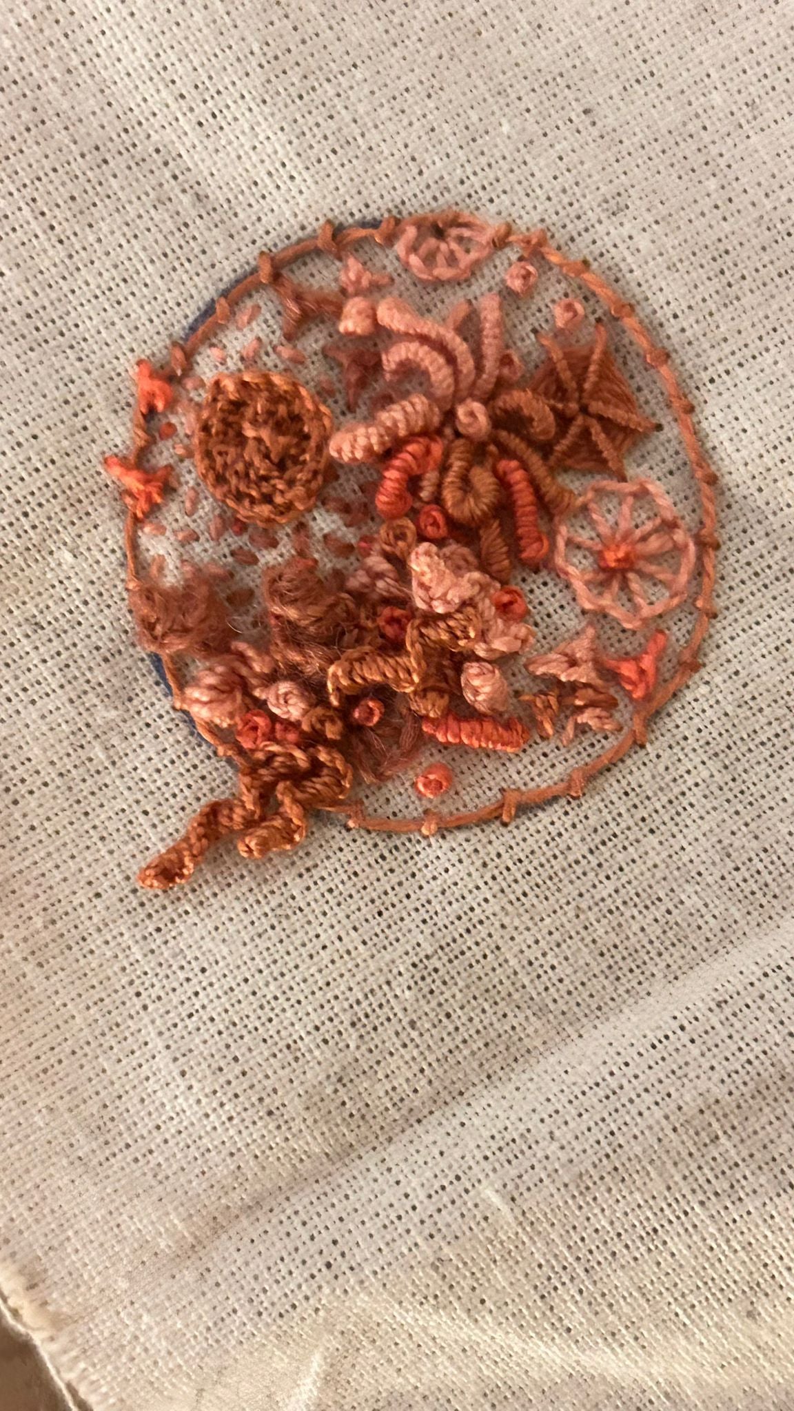 Taller de bordado. Broche coral