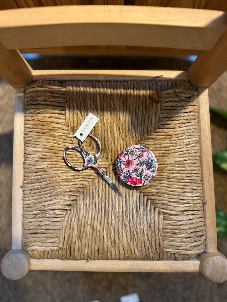 Tijeras bordado estampado floral Bohin