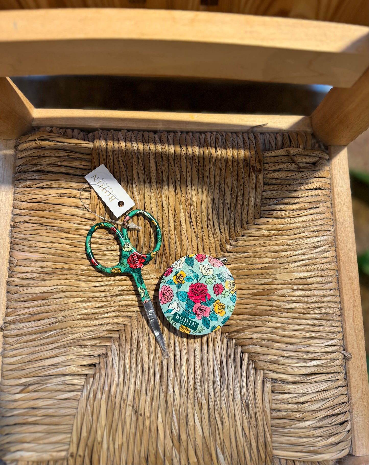 Tijeras bordado estampado floral Bohin