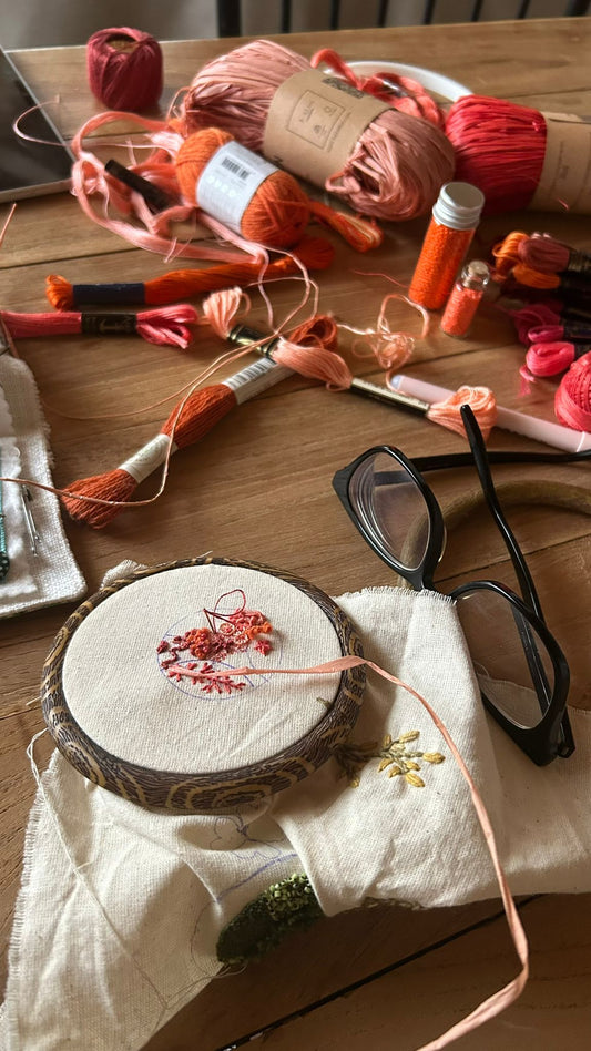 Taller  de bordado. Broche coral