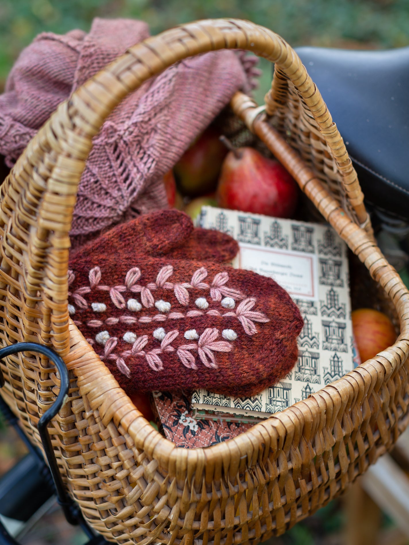 Embroidery On Knits By Judit Gummlich. Laine Publishing.